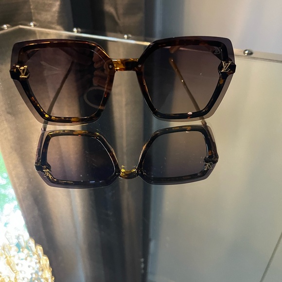 Beautiful Sunglasses 🕶️ - Picture 5 of 8